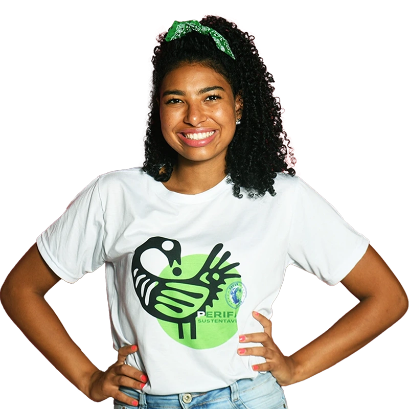 Foto de Amanda Costa sorrindo de camiseta branca com ilustrações verdes.