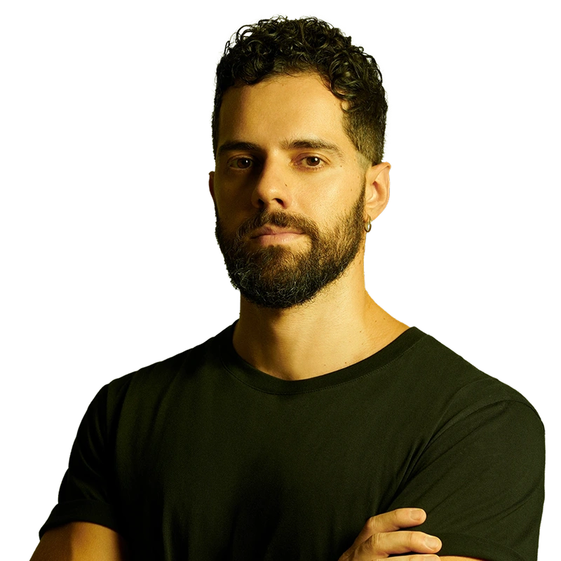 Foto de André Alves com os braços cruzados de camiseta preta.