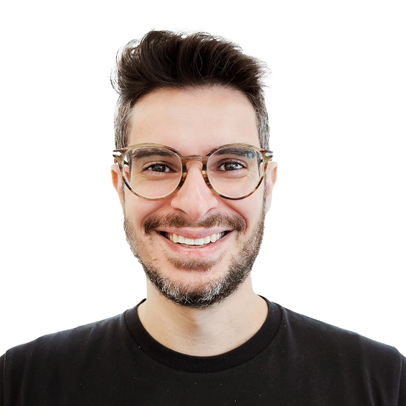 Foto de Diogo Cortiz sorrindo, com uma camiseta preta.