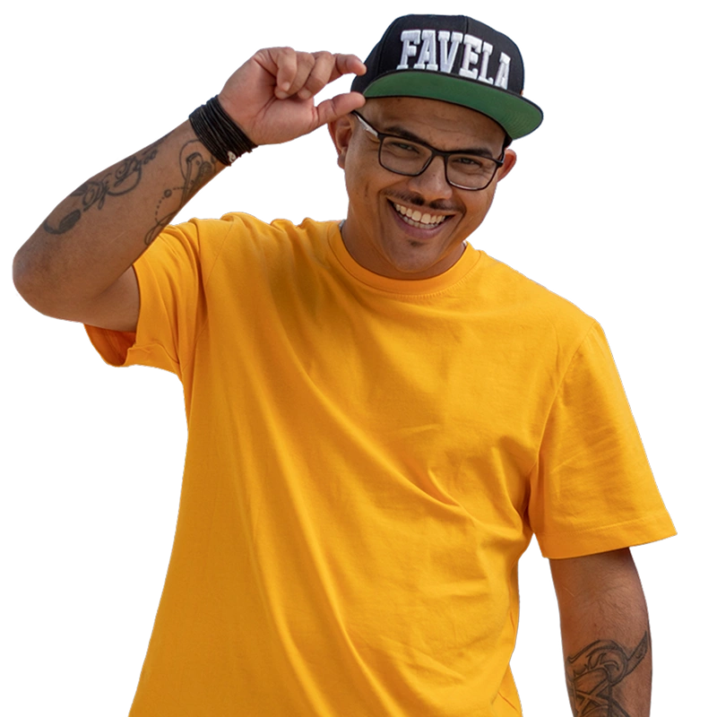 Foto de Edson Leite sorrindo, com um boné verde e camiseta amarela.