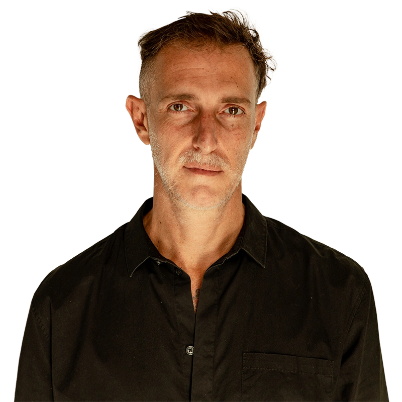 Foto de Felipe Morozini com uma camisa social preta.