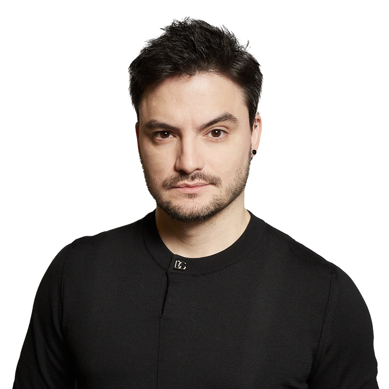 Foto de Felipe Neto com uma camiseta de manga comprida preta.