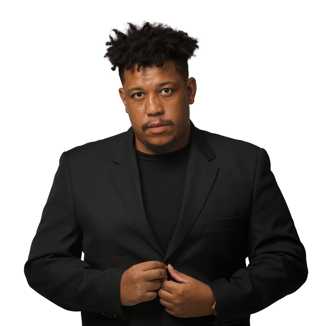 Foto de Felipe Leite olhando para a câmera enquanto fecha seu blazer preto.