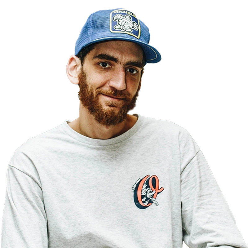 Foto de Filipe Grimaldi de boné azul e moletom cinza claro.