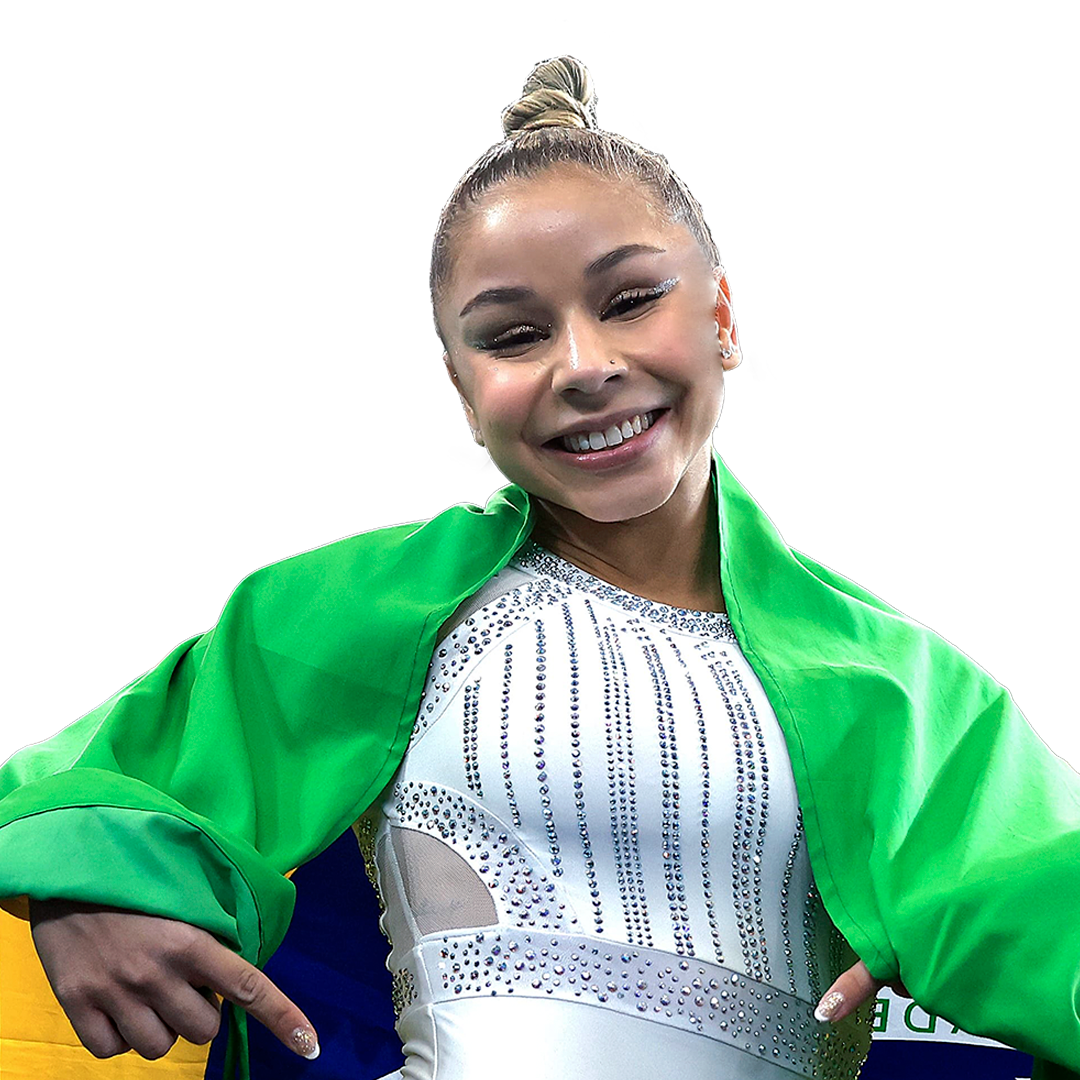 Foto de Flávia Saraiva sorrindo de colant branco com a bandeira do Brasil nas costas.