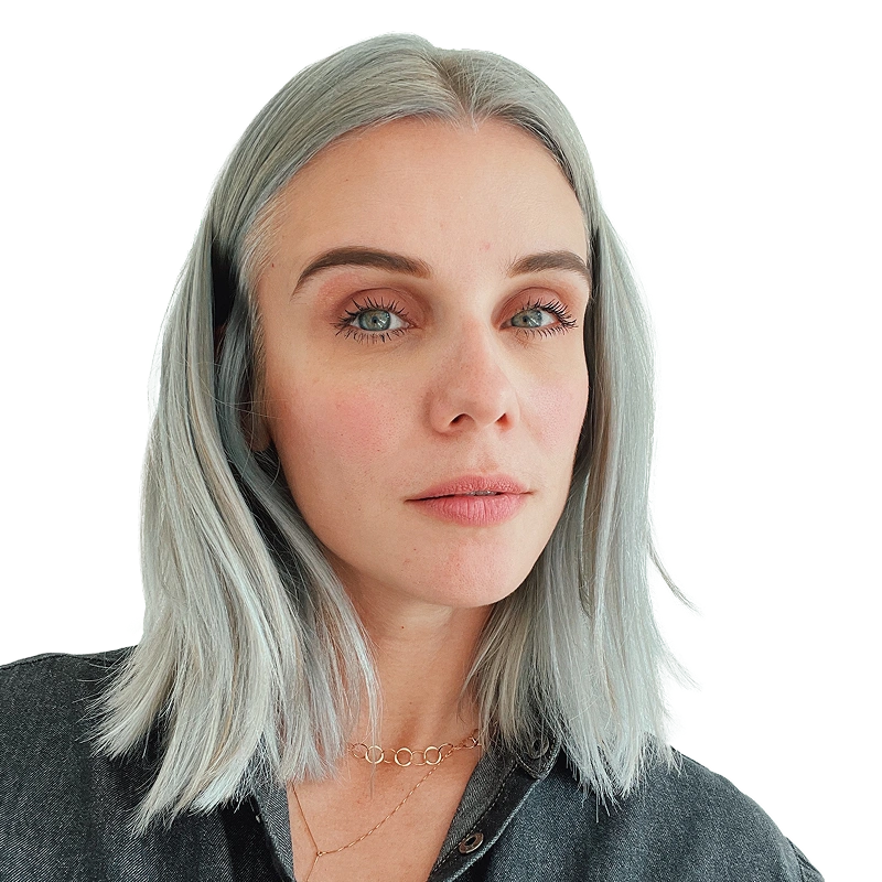 Foto de Joanna Moura olhando para câmera.