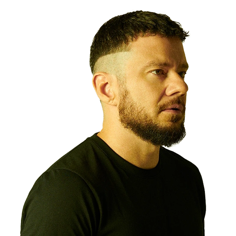 Foto de Lucas Liedke de lado com uma camiseta preta.