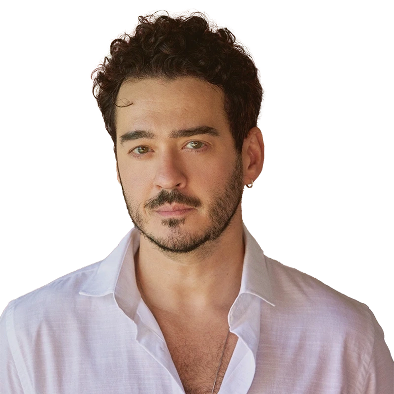 Foto de Marcos Veras com uma camisa social rosa claro.