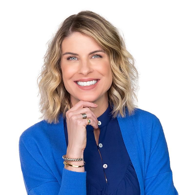 Foto de Rita Lobo sorrindo com a mão no queixo, usando uma blusa azul.