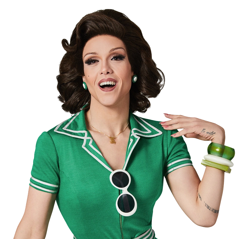 Foto de Rita Von Hunty sorrindo, de macacão verde.