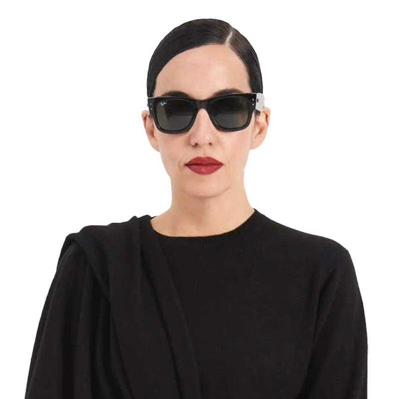 Foto de Rita Wainer de óculos escuros e uma roupa toda preta.