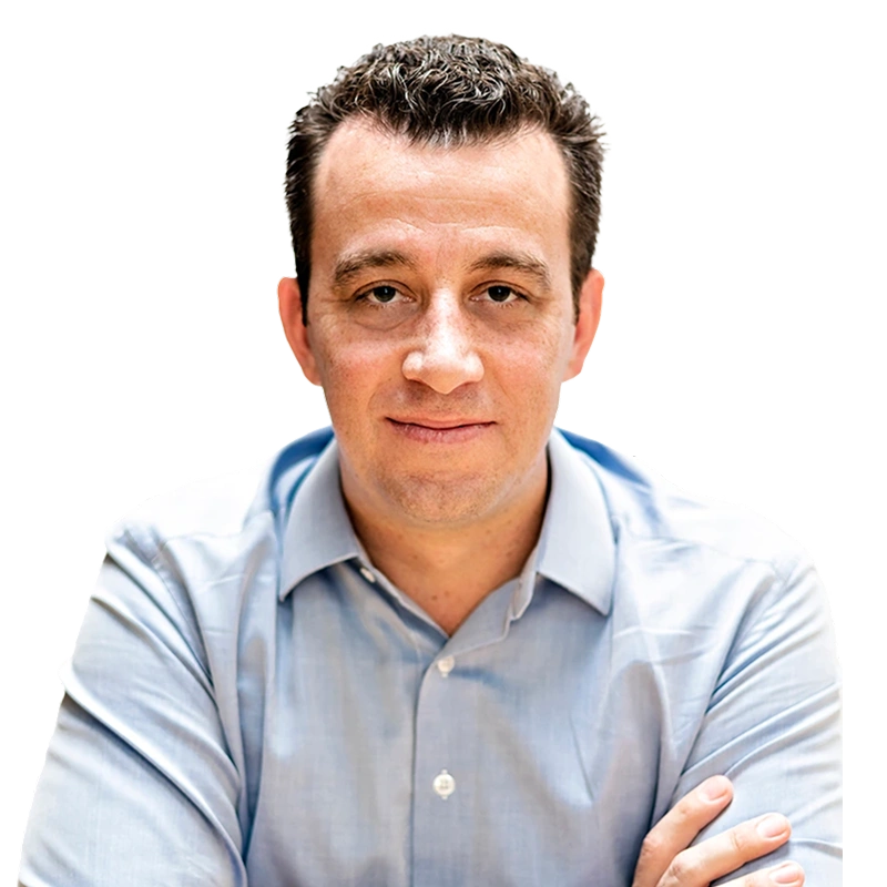 Foto de Rodrigo Malfitani¿ sorrindo, com uma camisa social azul claro.