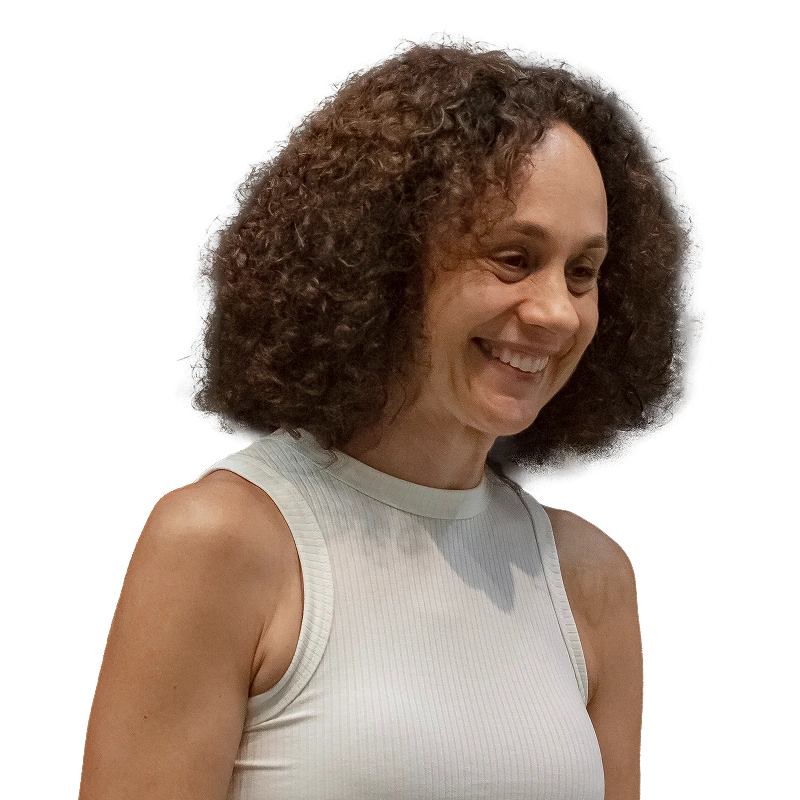 Foto de Vânia Mignone sorrindo com uma regata branca.