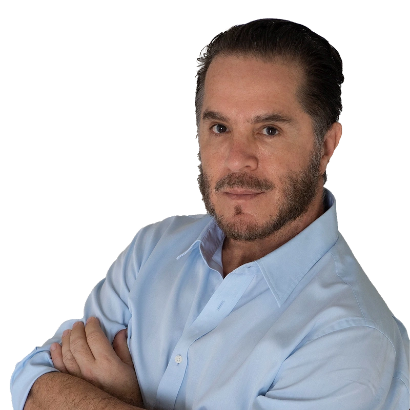 Foto de Walmor Corrêa com uma camisa social azul claro.