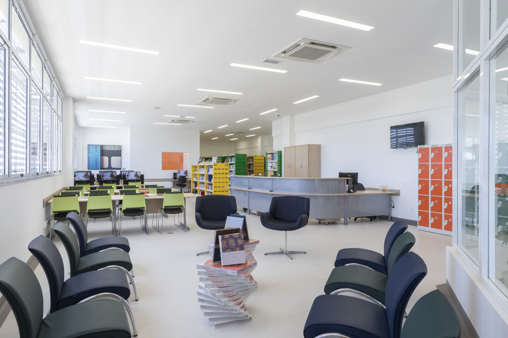 Foto mostrando a biblioteca do Senac Salto, as estantes de livros, mesas com jogos e computadores ligados para acesso à internet