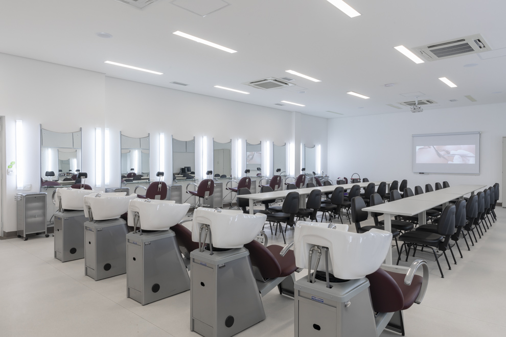 Foto mostra o Laboratório de Beleza com os lavatórios para os cabelos, espelhos para maquiagem e outras estruturas da área