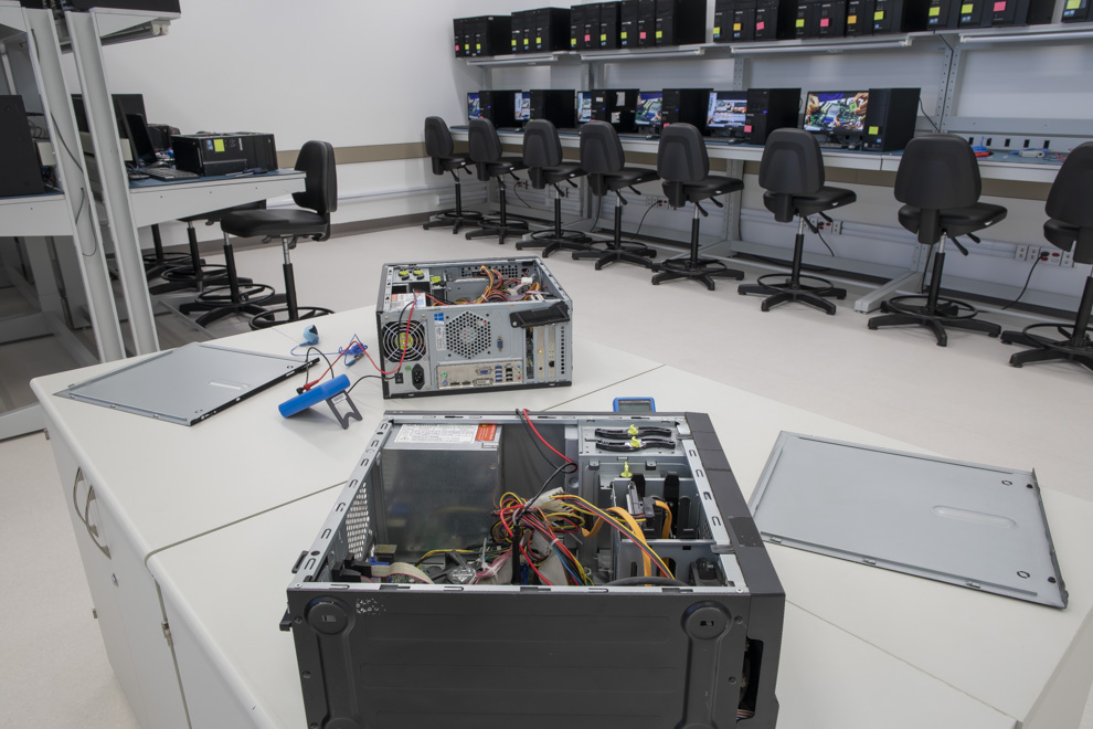 Foto mostra o Laboratório de Hardware com os computadores e equipamentos da área de Tecnologia da Informação