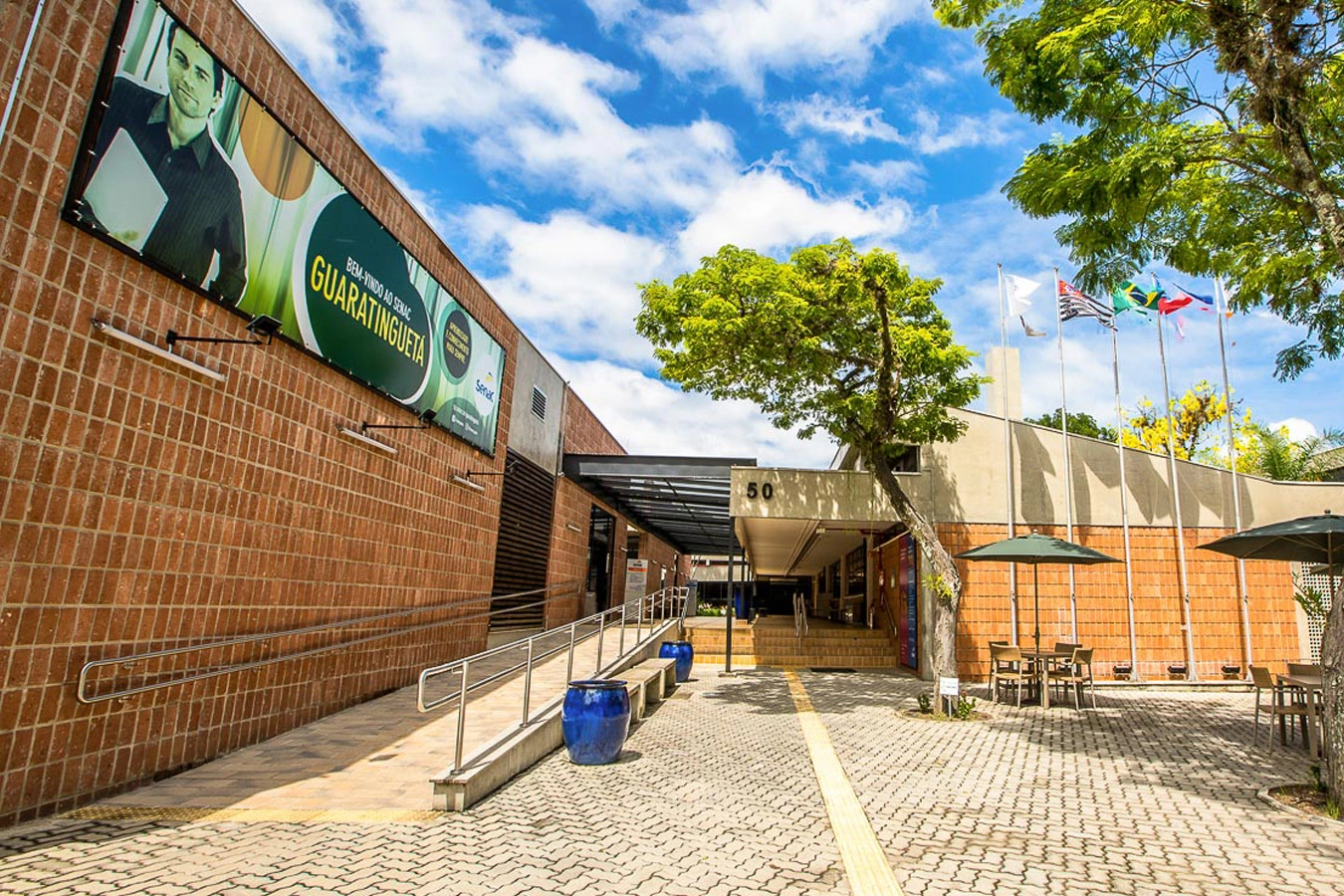 Localizada no Vale Histórico, a unidade oferece programas de formação e qualificação profissional destinados à comunidade e empresas do entorno, inclusive nas cidades de Aparecida, Areias, Bananal, Cachoeira Paulista, Canas, Cruzeiro, Cunha, Guaratinguetá, Lavrinhas, Lorena, Piquete, Potim, Queluz, Roseira, São José do Barreiro e Silveiras. A visão de mercado, somada ao aprender na prática, faz com que empresas e comunidades confiem e valorizem no Jeito Senac de Educar.