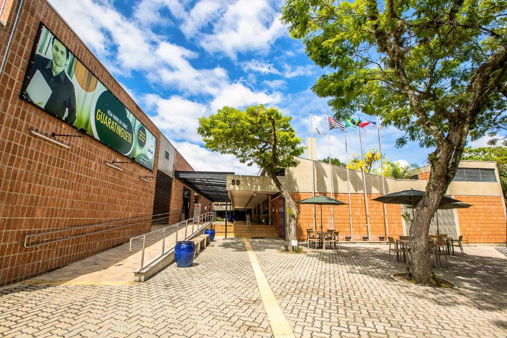 Localizado no Vale Histórico, a unidade oferece programas de formação e quali¿cação pro¿ssional destinados à comunidade e empresas do entorno, inclusive nas cidades de Aparecida, Areias, Bananal, Cachoeira Paulista, Canas, Cruzeiro, Cunha, Guaratinguetá, Lavrinhas, Lorena, Piquete, Potim, Queluz, Roseira, São José do Barreiro e Silveiras. A visão de mercado, somada ao aprender na prática, faz com que empresas e comunidades confiem e valorizem no Jeito Senac de Educar.