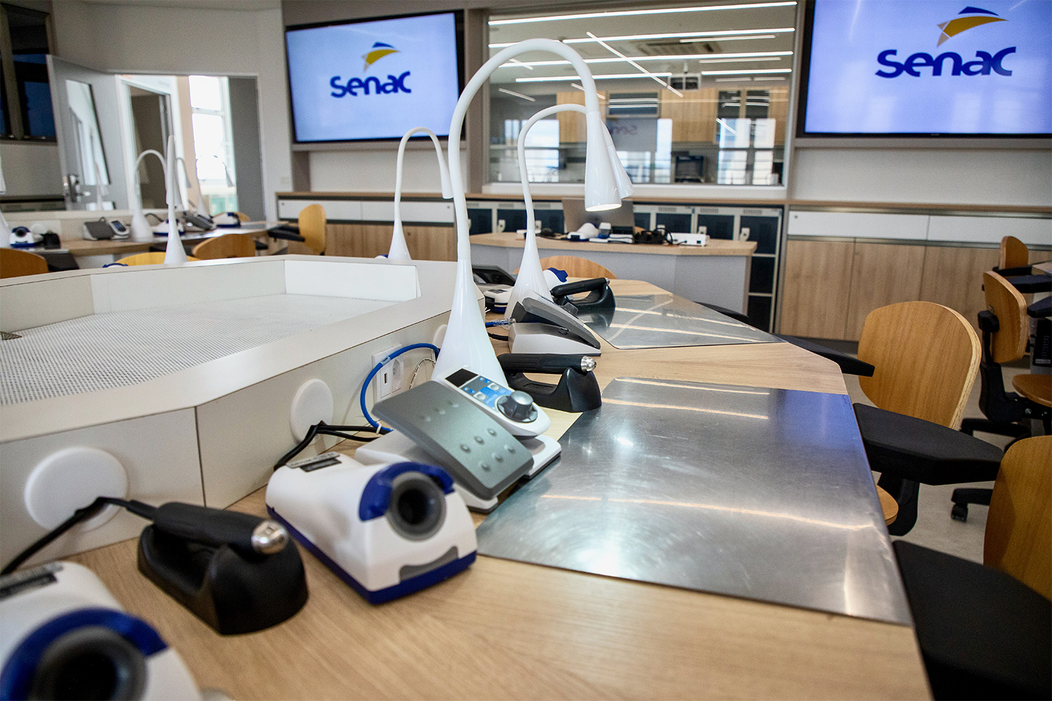 Foto aproximada de equipamentos odontológicos de digitalização sobre uma bancada.