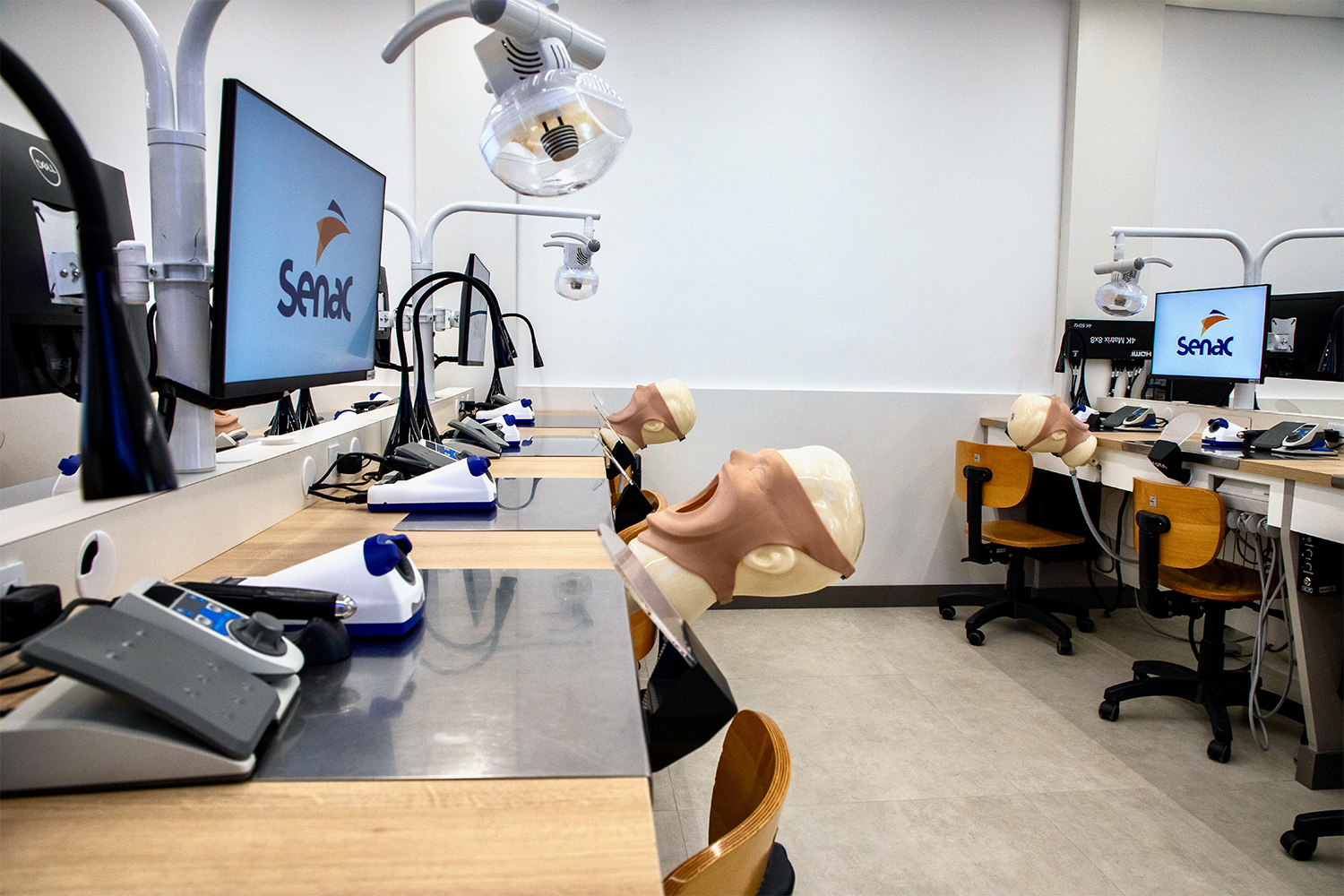Foto de destaque a manequins e luzes disponíveis no laboratório.