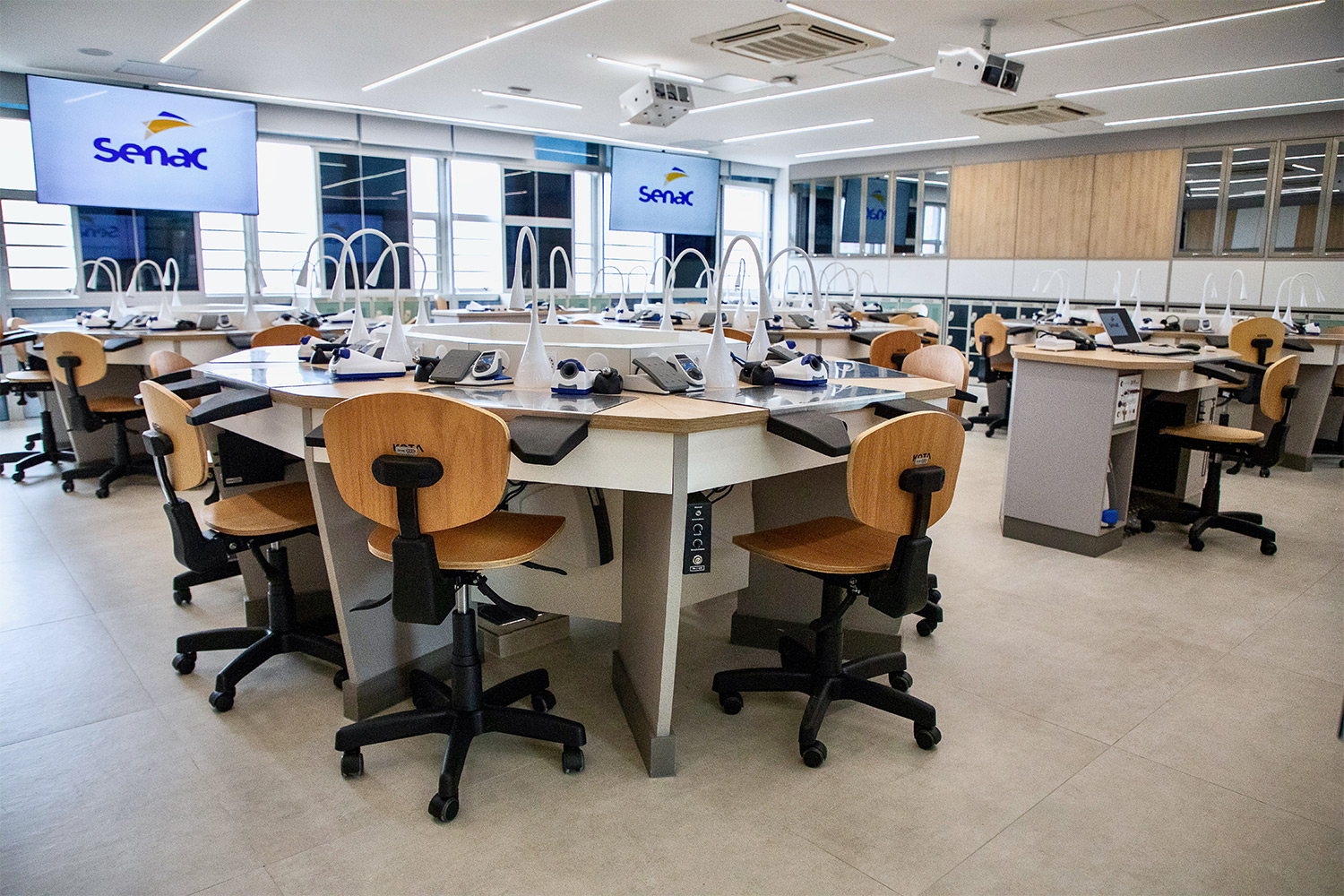 Foto geral das bancadas e equipamentos utilizadas no laboratório de Prótese Dentária.