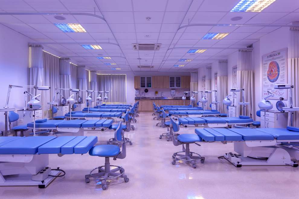 laboratório com macas azuis próprias para atendimento e práticas.