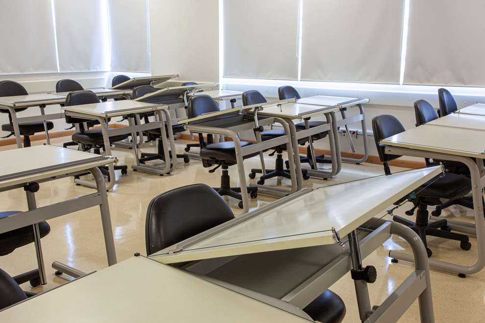 Sala de aula com pranchetas de projetos