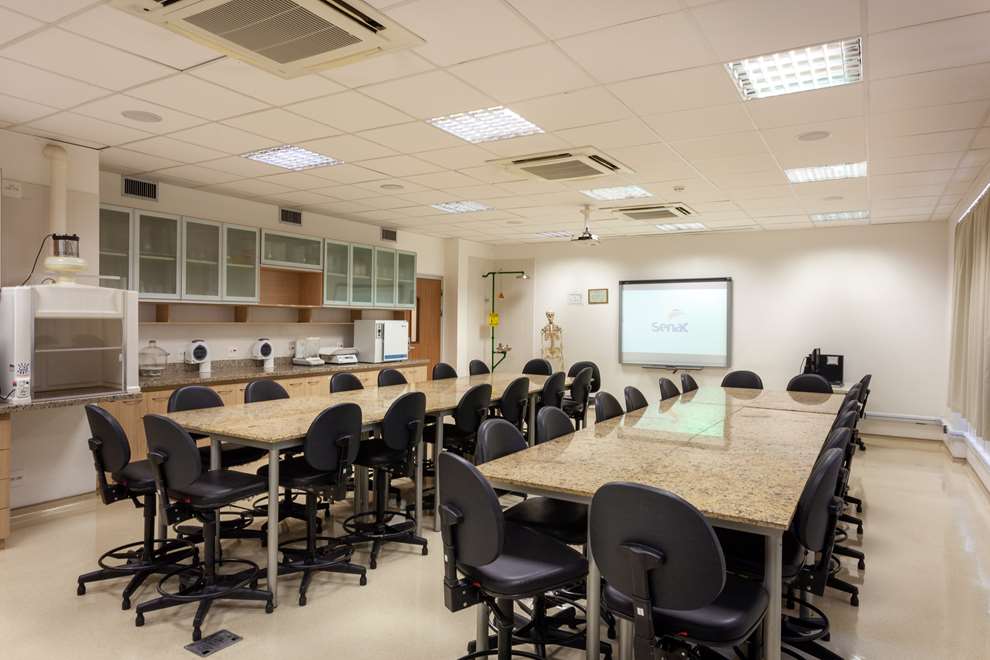 laboratório de farmácia com bancadas e cadeiras altas