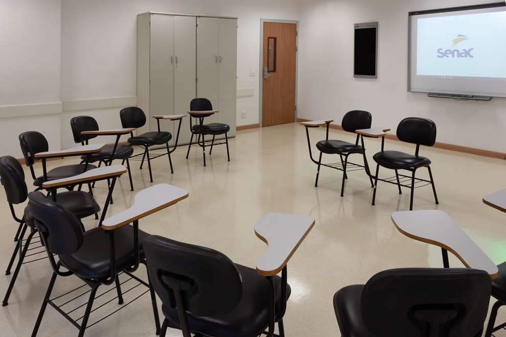 Sala de aula com carteiras universitárias.