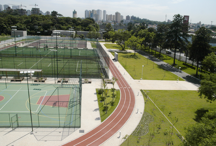 Educação Física no Senac: o Centro Esportivo do Centro Universitário Senac ¿ Santo Amaro tem uma área de 7.400 m².