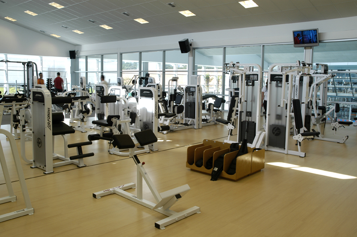 Educação Física no Senac: sala de musculação com 400 m² e 69 equipamentos e software de treinamento personalizado.