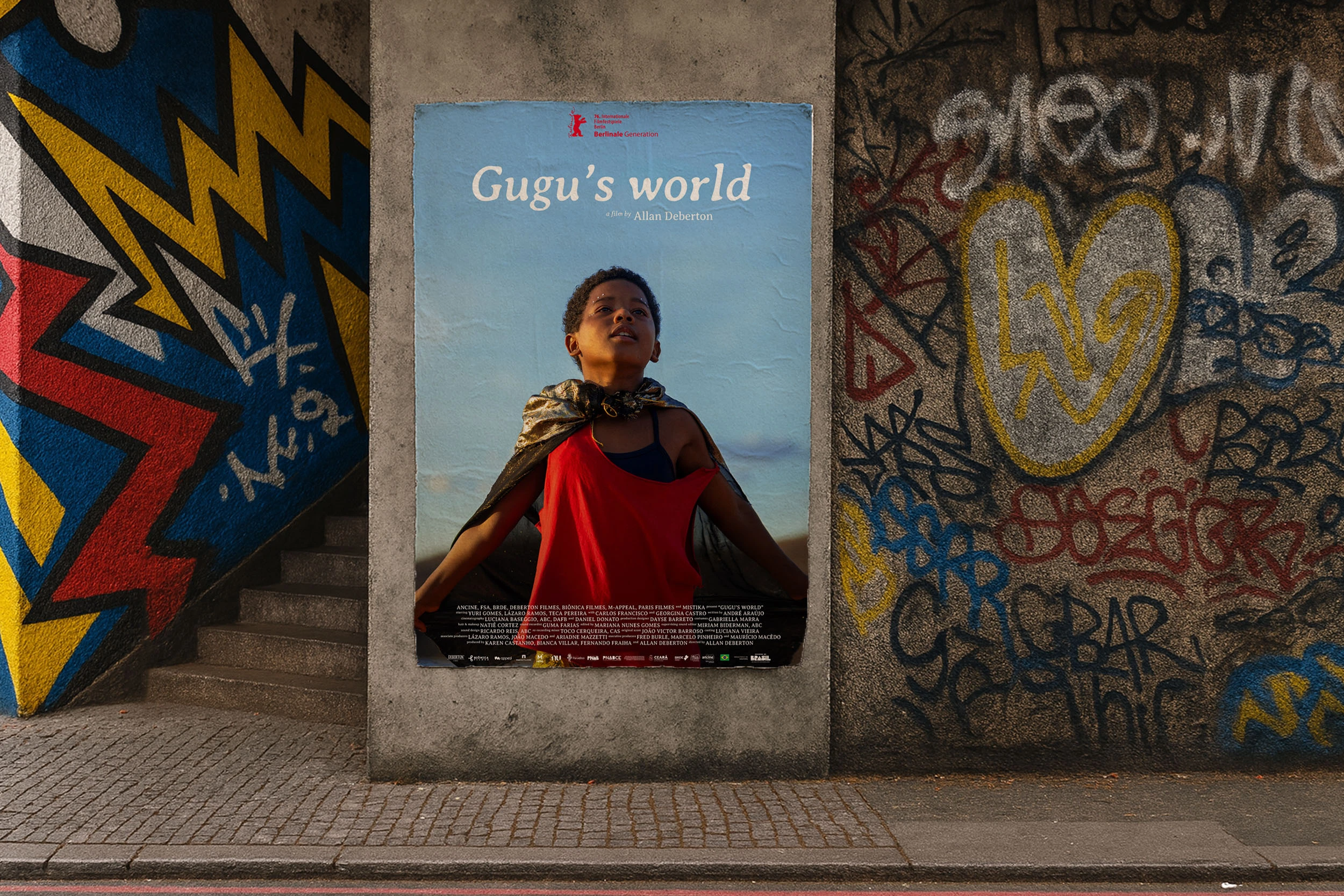 Cartaz de divulgação do filme Feito Pipa em parede com grafites ao fundo.