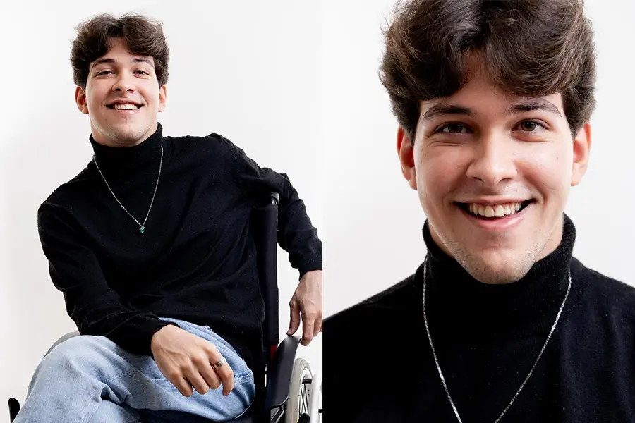 Tato Amorim está sorrindo, utiliza blusa preta, corrente prata e calça jeans.