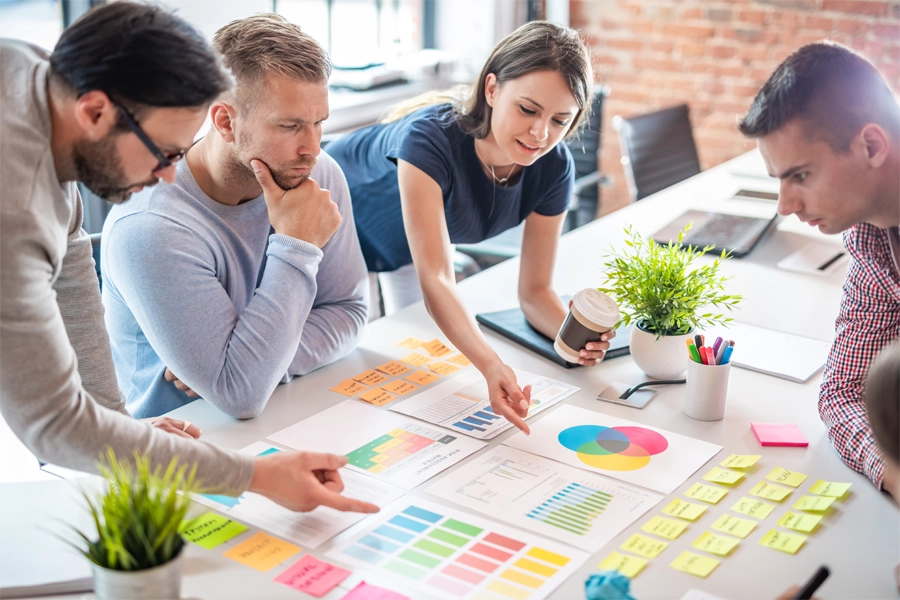 Imagem: um grupo de técnicos em marketing fazem uma reunião de brainstorm.