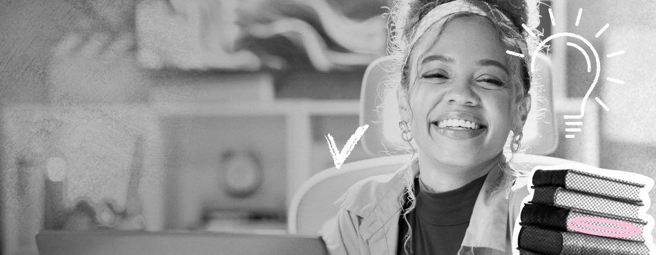 Pessoa jovem sorrindo, com faixa no cabelo e roupas casuais. Ilustrações de livros e lâmpada ao redor sugerem criatividade e aprendizado.