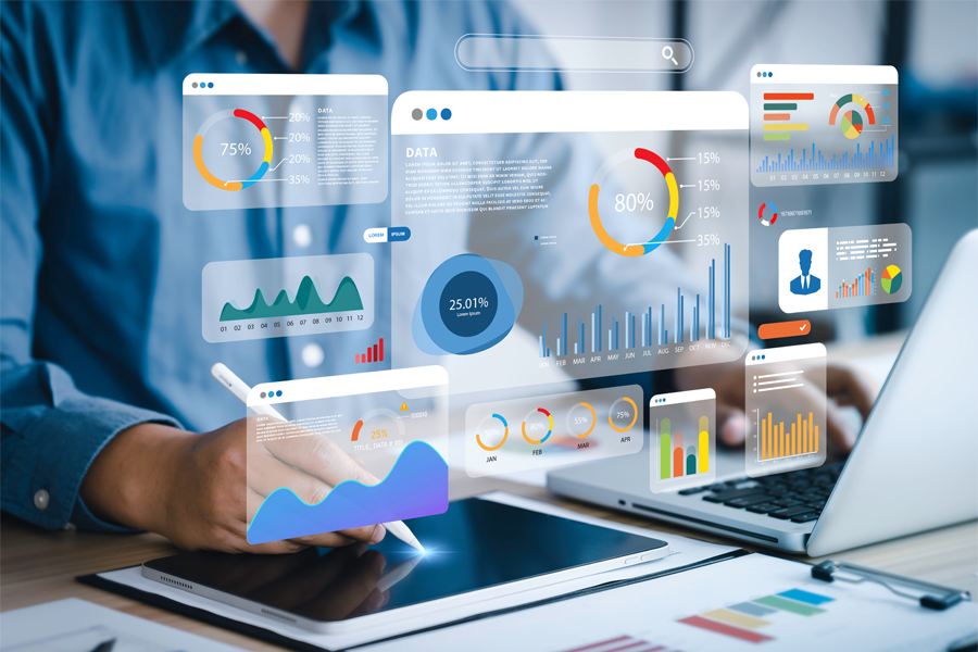 Imagem: no plano de fundo, um técnico em marketing faz cálculos e análises de métricas com ajuda de um tablet. No primeiro plano, gráficos de diferentes valores e proporções são exibidos.