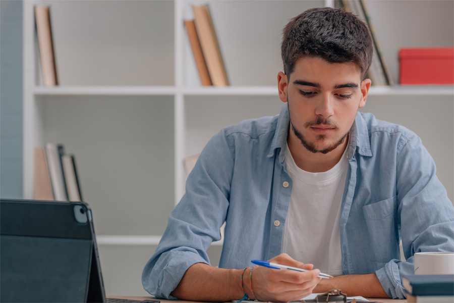 Imagem: adolescente revisa a escrita de suas habilidades antes de redigir seu currículo.
