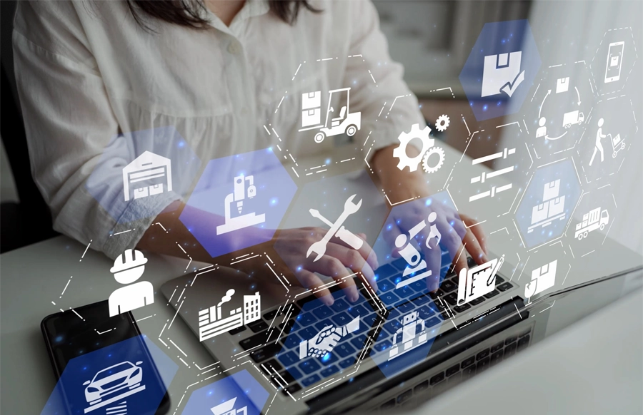 Imagem: na imagem de fundo, uma técnica em IA trabalha em um computador, na sobreposição da imagem são exibidos diferentes símbolos relacionados ao trabalho com tecnologia da informação.