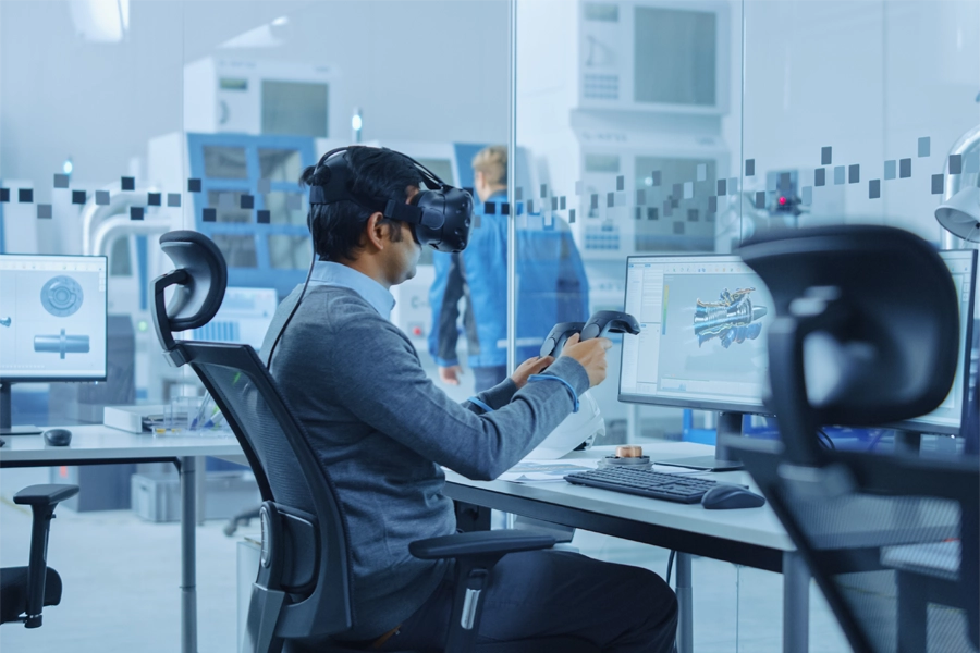 Imagem: técnico em IoT utiliza um óculos de realidade virtual apontando para a tela de um computador.
