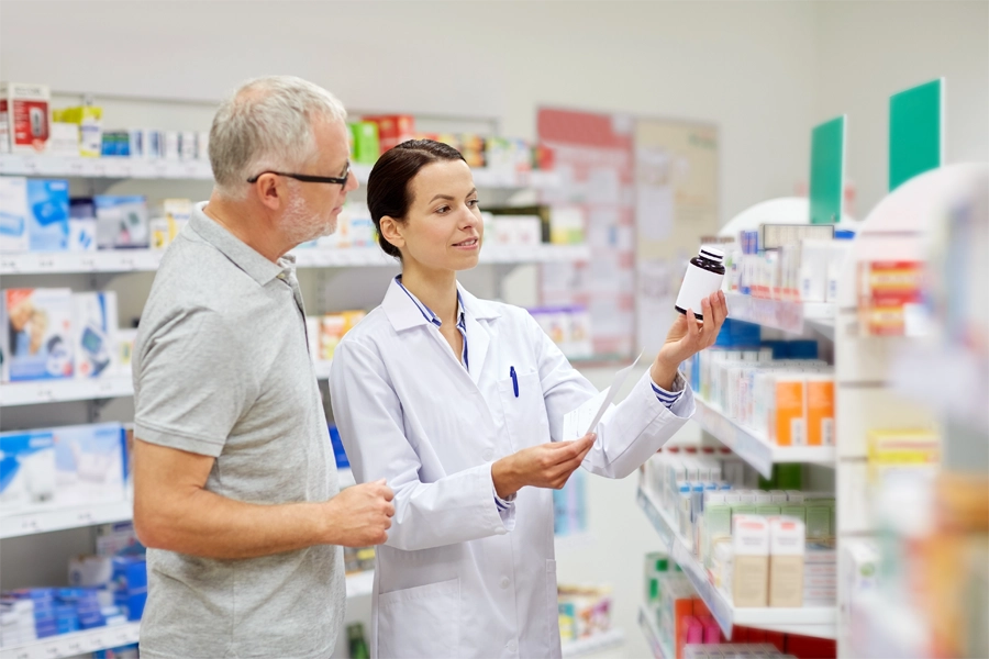 Imagem: técnica em farmácia ajuda cliente a encontrar o medicamento indicado na receita médica.