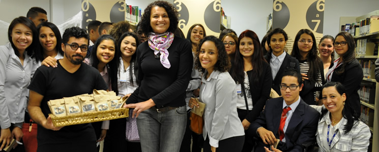 Alunos posando para foto utilizando elementos da decoração. Alunos posando para foto utilizando elementos da decoração.
