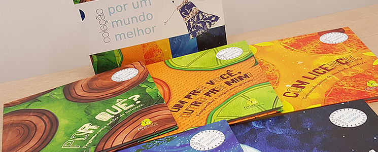 Livros desenvolvidos por alunas expostos lado a lado Livros desenvolvidos por alunas expostos lado a lado