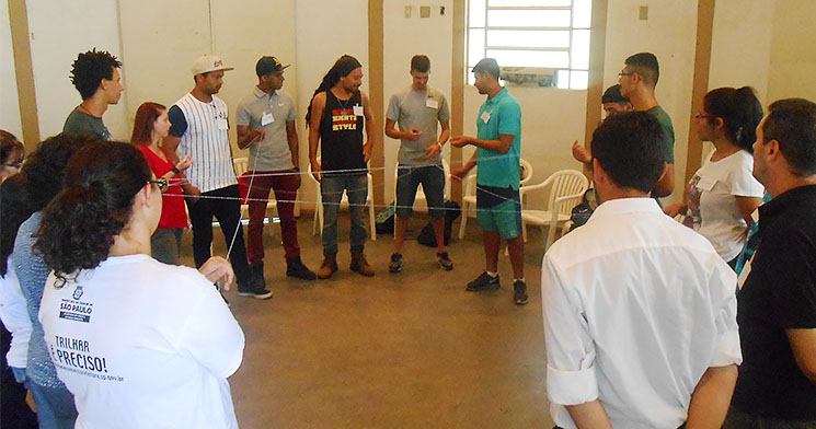 Alunos participam de dinâmica Alunos participam de dinâmica