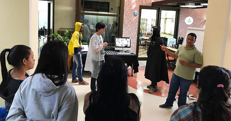 Hall do Senac Jabaquara com alunos do curso Técnico em Informática caracterizados para encenação de invasão à aparelhos móveis conectados à redes wi-fi inseguras Hall do Senac Jabaquara com alunos do curso Técnico em Informática caracterizados para encenação de invasão à aparelhos móveis conectados à redes wi-fi inseguras