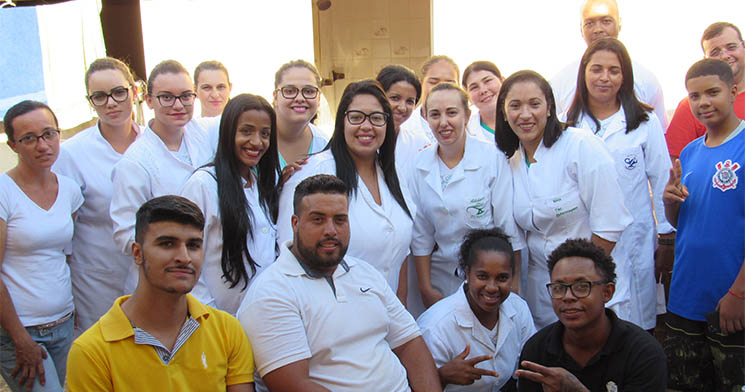 Alunos do Técnico em Enfermagem do Senac Jaboticabal com jalecos brancos e alunos do Técnico em Recursos Humanos na Casa Transitória da cidade Alunos do Técnico em Enfermagem do Senac Jaboticabal com jalecos brancos e alunos do Técnico em Recursos Humanos na Casa Transitória da cidade