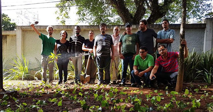 Alunos posam no jardim do teatro Alunos posam no jardim do teatro
