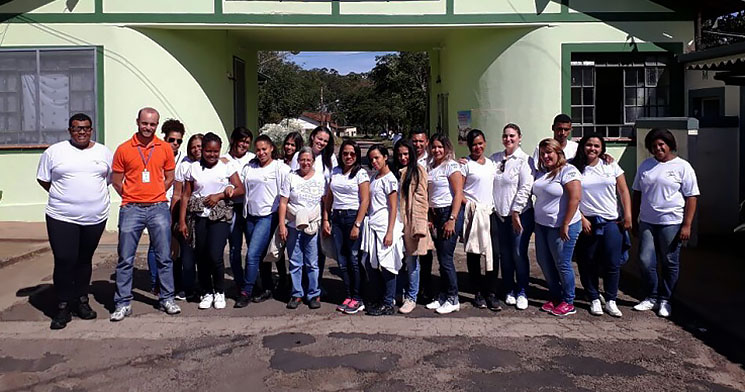 Alunos do Técnico em Enfermagem vestidos de branco sorriem para a foto durante a visita Alunos do Técnico em Enfermagem vestidos de branco sorriem para a foto durante a visita