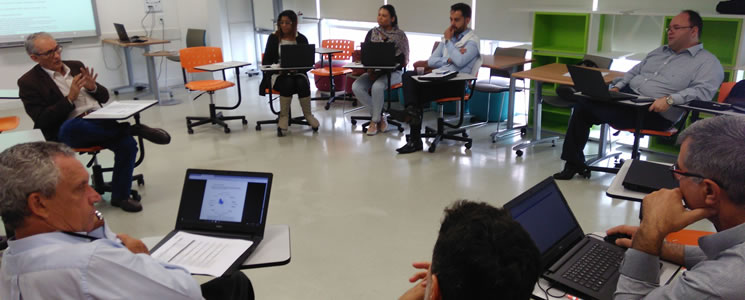 Antonio Valença e participantes de seminário de liderança sentados em círculo em sala de aula do Senac Francisco Matarazzo Antonio Valença e participantes de seminário de liderança sentados em círculo em sala de aula do Senac Francisco Matarazzo