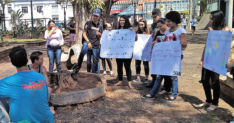 Aprendizes do Senac Jaboticabal seguram cartazes inspirados no Estatuto da Criança e do Adolescente Aprendizes do Senac Jaboticabal seguram cartazes inspirados no Estatuto da Criança e do Adolescente